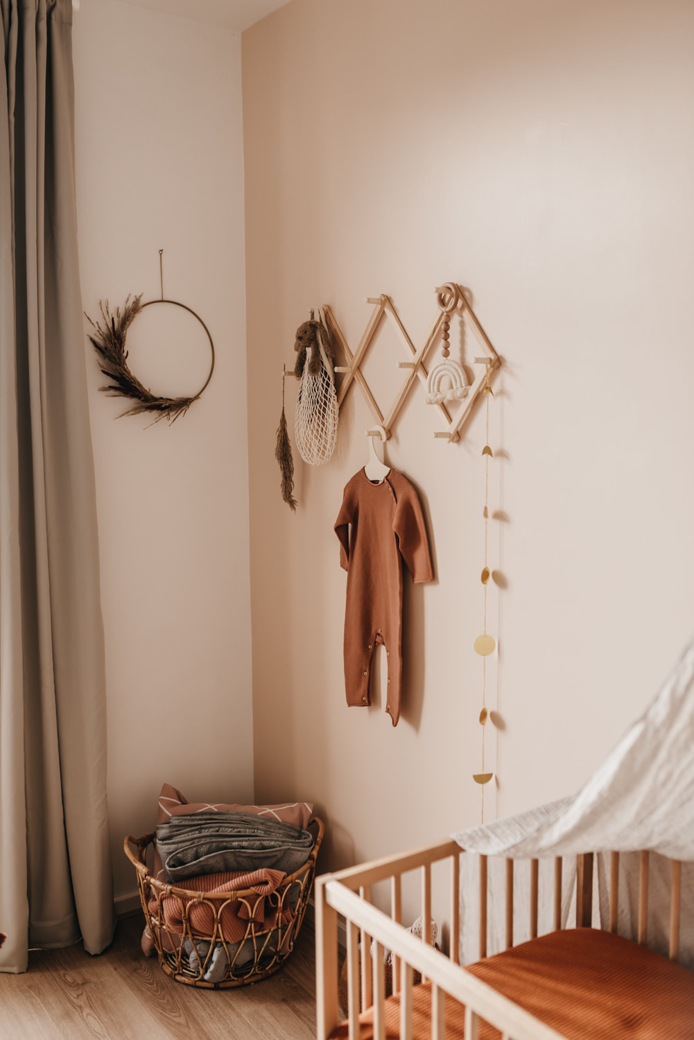 babykamer-meisje-nudetinten-aardetinten-hout