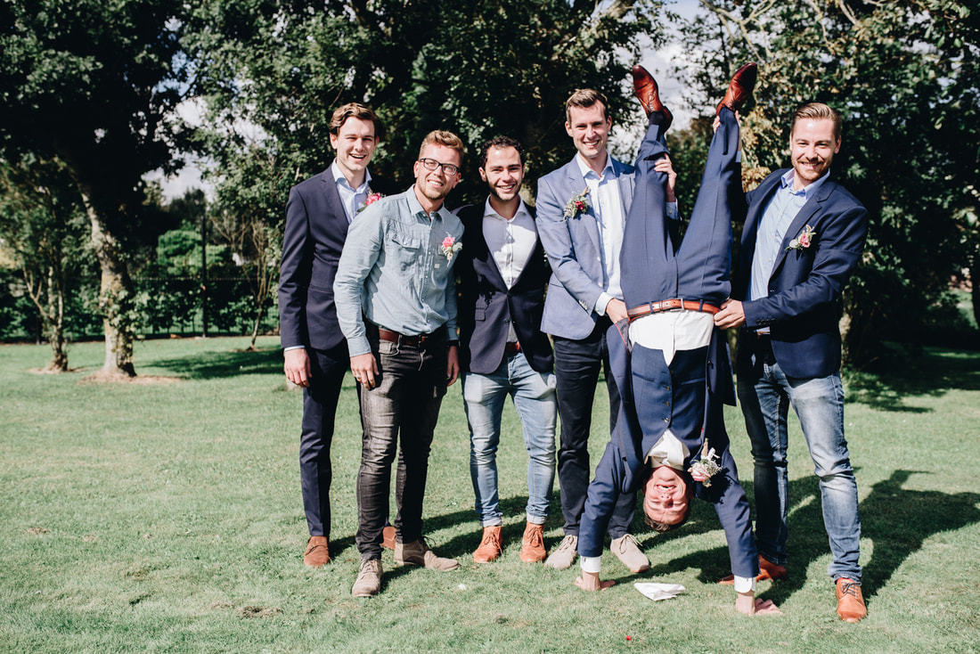 groepsfoto-mannen-bruiloft-louise-boonstoppel-fotografie