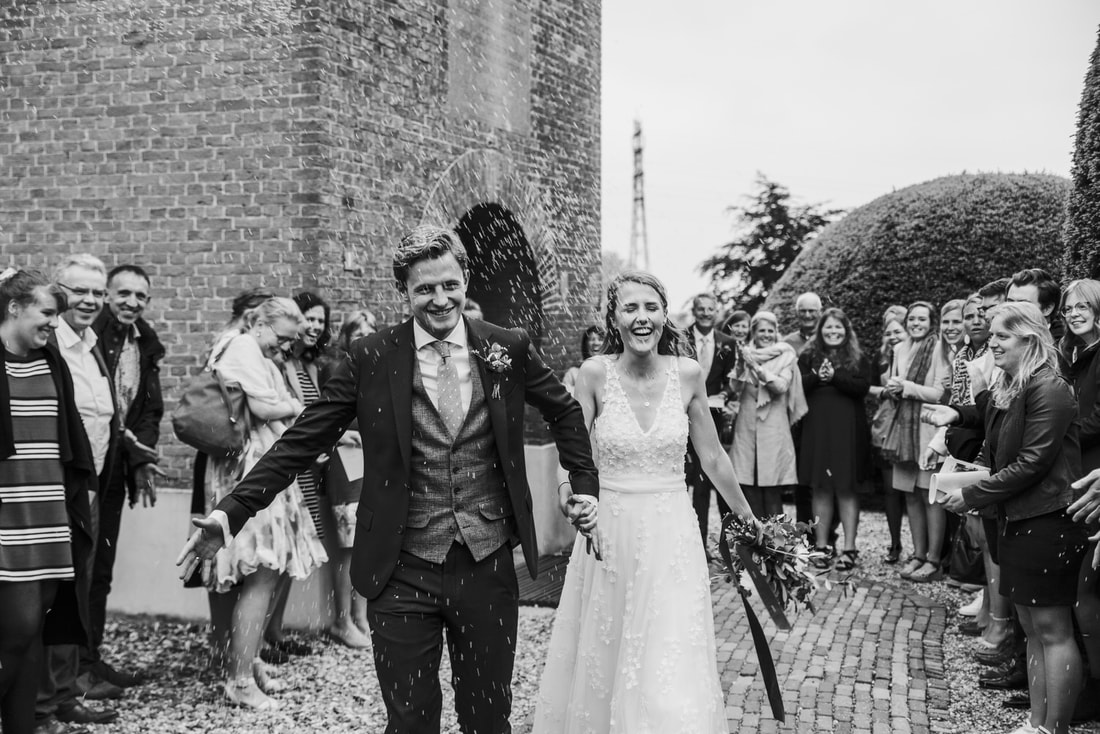 bruiloft-st-jan-de-doper-kerk-rijst-gooien-louise-boonstoppel-fotografie
